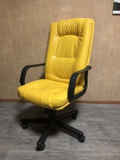 Директорське крісло після перетяжки "Жовтий" "Кожзам" бу