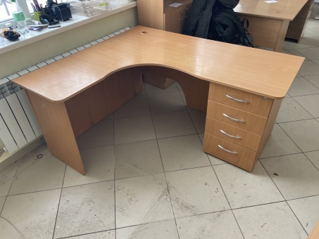 Офісний кутовий стіл  з тумбою (2 шт)  «Бук темний» бу