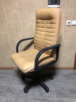 Директорське крісло "Біж" "Шкіра" бу